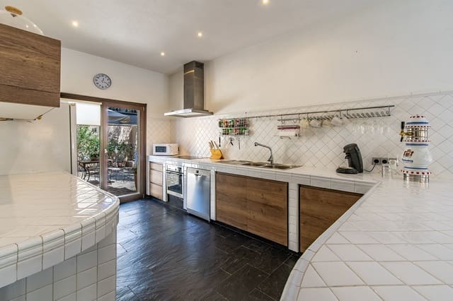 4 bedroom Villa for sale in Costa de la Calma, Calvià - € 2,850,000 (Ref: 9594655)