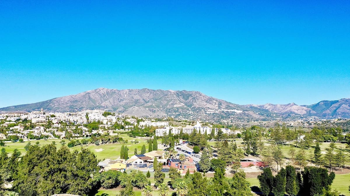 2 bedroom Apartment for sale in Mijas Golf with pool garage - € 350,000 (Ref: 9756617)