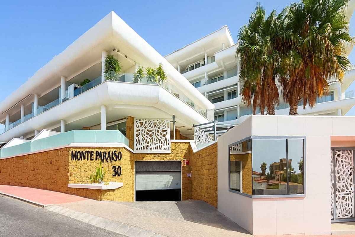 2 bedroom Apartment for sale in Fuengirola with pool garage - € 399,000 (Ref: 9756619)