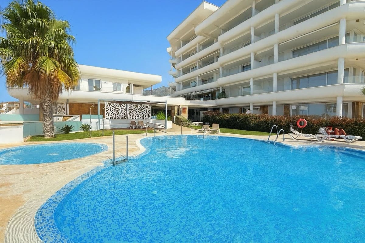 2 bedroom Apartment for sale in Fuengirola with pool garage - € 399,000 (Ref: 9756619)