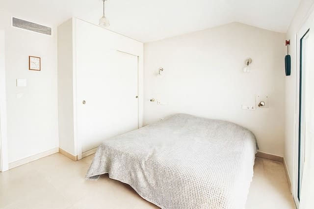 2 bedroom Apartment for sale in Fuengirola with pool garage - € 399,000 (Ref: 9756619)