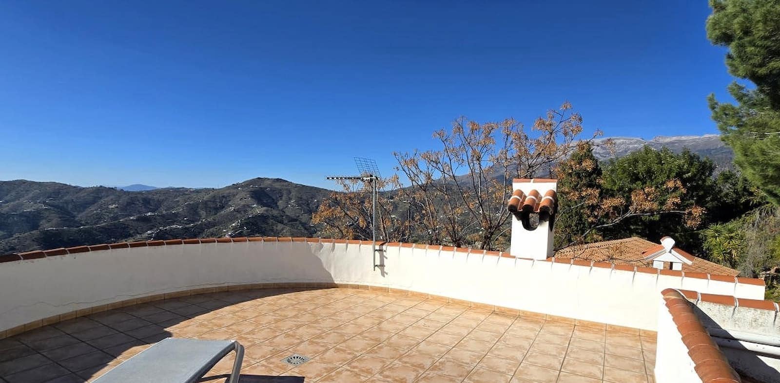 6 makuuhuone Majatalo/aamiaismajoitus myytävänä paikassa Competa mukana uima-altaan 
autotalli - 749 950 € (Ref: 8862886)