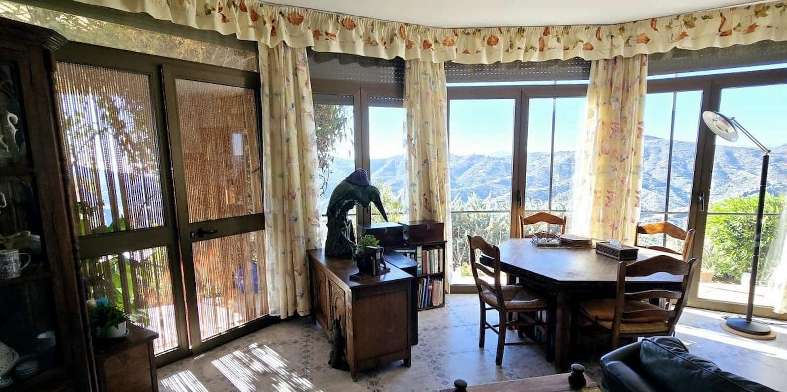 6 makuuhuone Majatalo/aamiaismajoitus myytävänä paikassa Competa mukana uima-altaan 
autotalli - 749 950 € (Ref: 8862886)