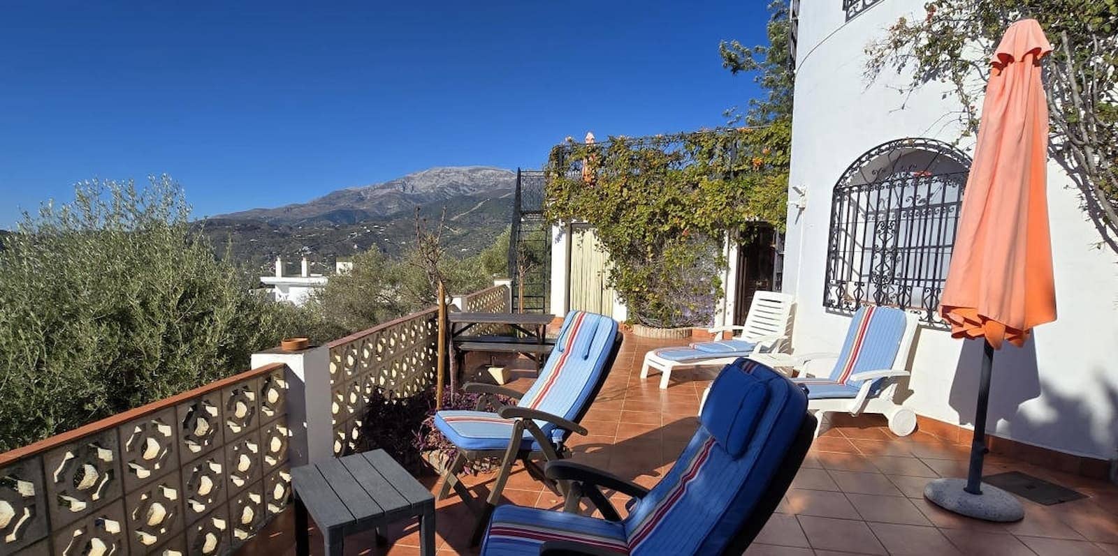 6 makuuhuone Majatalo/aamiaismajoitus myytävänä paikassa Competa mukana uima-altaan 
autotalli - 749 950 € (Ref: 8862886)