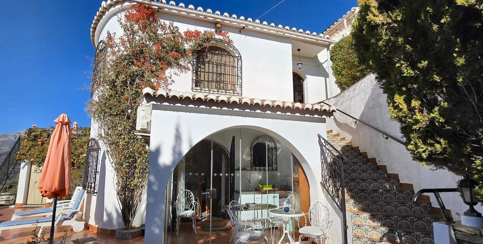 6 makuuhuone Majatalo/aamiaismajoitus myytävänä paikassa Competa mukana uima-altaan 
autotalli - 749 950 € (Ref: 8862886)