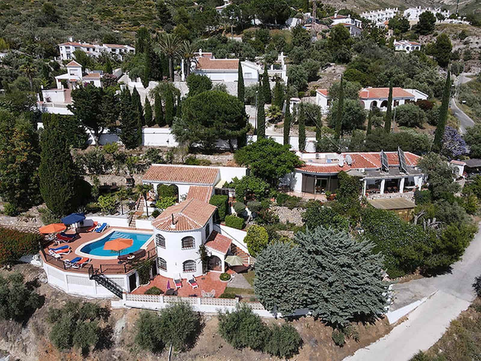 6 makuuhuone Majatalo/aamiaismajoitus myytävänä paikassa Competa mukana uima-altaan 
autotalli - 749 950 € (Ref: 8862886)