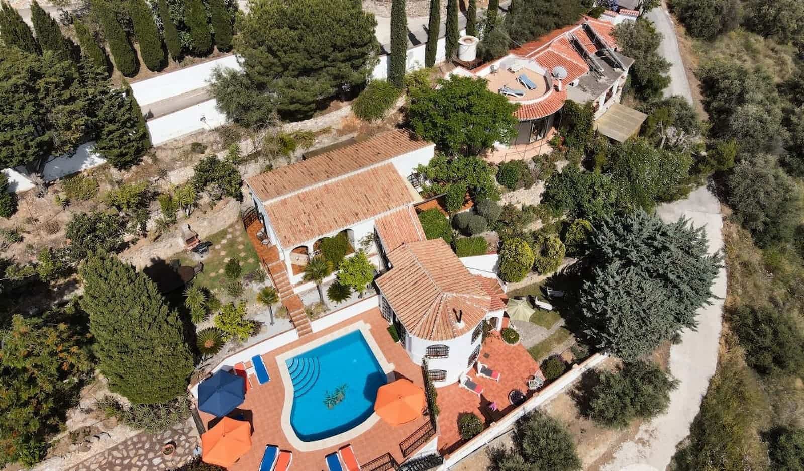 6 makuuhuone Majatalo/aamiaismajoitus myytävänä paikassa Competa mukana uima-altaan 
autotalli - 749 950 € (Ref: 8862886)