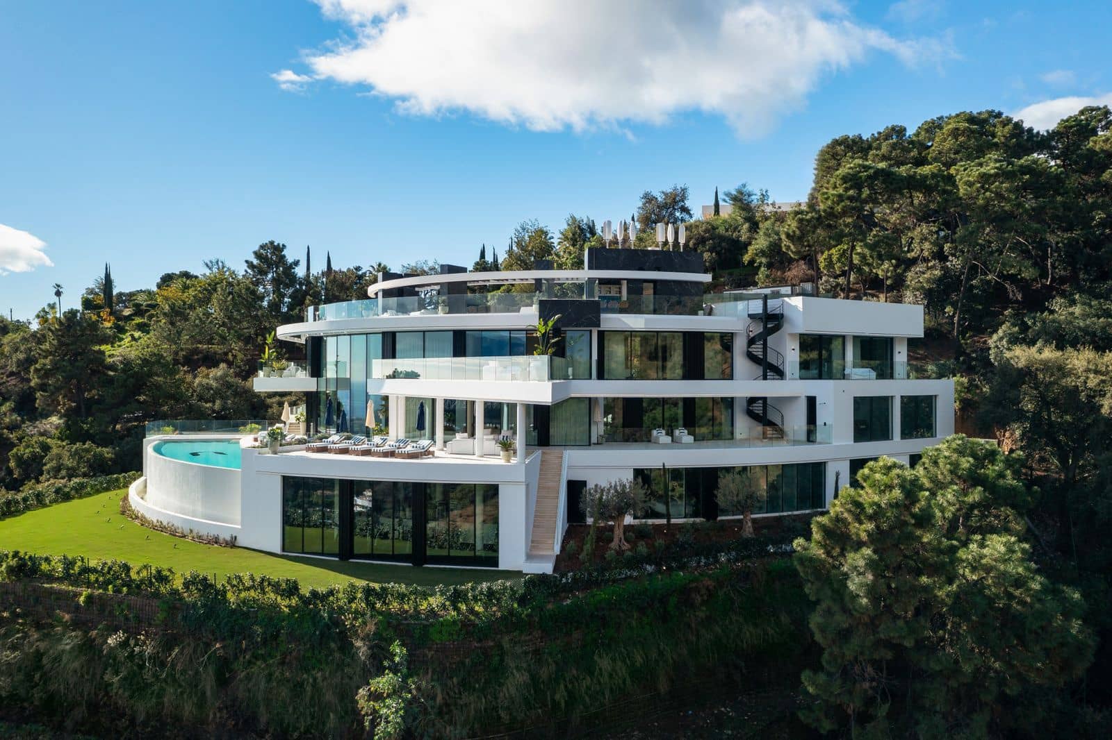 9 slaapkamer Villa te koop in Benahavis met zwembad garage - € 30.000.000 (Ref: 10003934)