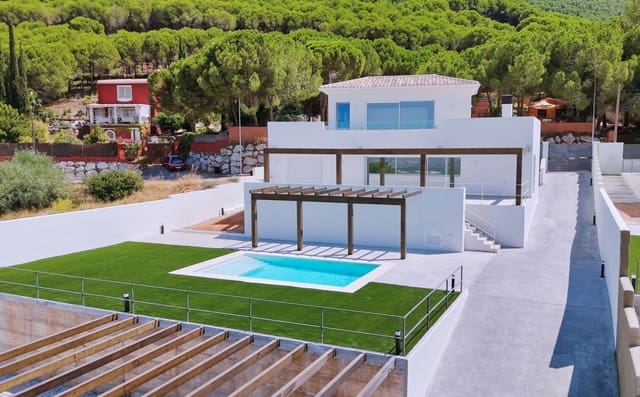 4 Zimmer Villa zu verkaufen in Alhaurín de la Torre mit Pool Garage - 890.000 € (Ref: 10004099)
