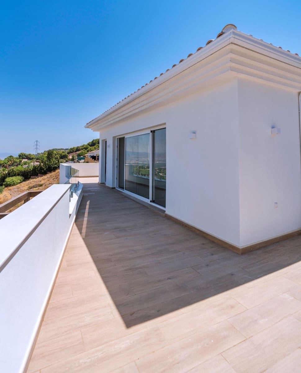 4 Zimmer Villa zu verkaufen in Alhaurin de la Torre mit Pool Garage - 890.000 € (Ref: 10004099)