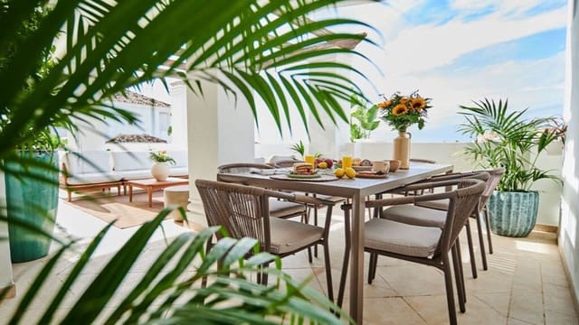 2 soverom Leilighet til salgs i Los Naranjos, Marbella med svømmebasseng garasje - € 456 000 (Ref: 10005493)