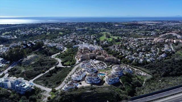 2 soverom Leilighet til salgs i Los Naranjos, Marbella med svømmebasseng garasje - € 456 000 (Ref: 10005493)
