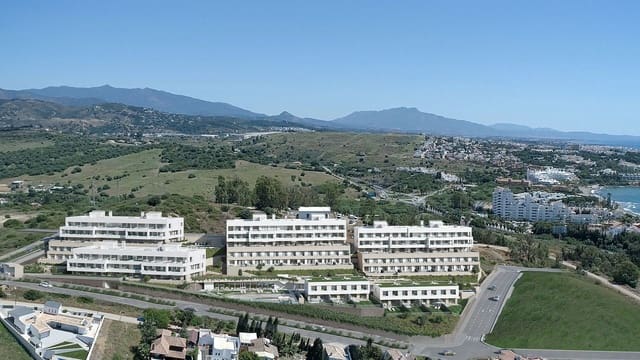 Apartamento de 2 habitaciones en Guadalobón, Estepona en venta con piscina garaje - 555.000 € (Ref: 10005519)