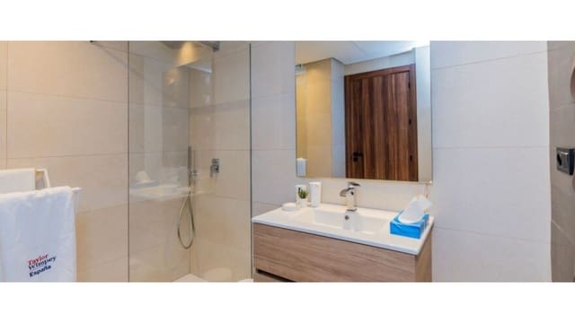 Apartamento de 2 habitaciones en Los Naranjos, Marbella en venta con piscina garaje - 700.000 € (Ref: 10006489)