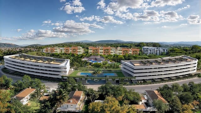 Apartamento de 2 habitaciones en Castillo de la Duquesa, Manilva en venta con piscina garaje - 381.800 € (Ref: 10017484)
