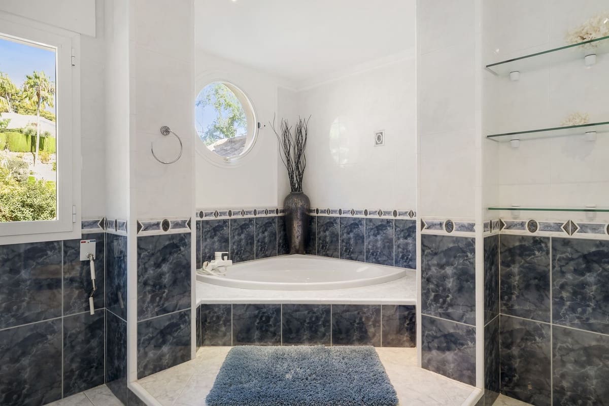 5 chambre Villa/Maison à vendre à Marbella avec piscine garage - 1 995 000 € (Ref: 9443192)