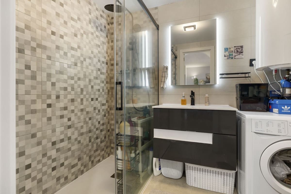 2 slaapkamer Flat te koop in Riviera del Sol met zwembad - € 325.000 (Ref: 9472917)