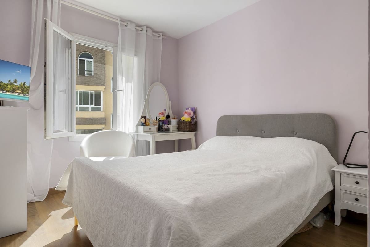 2 slaapkamer Flat te koop in Riviera del Sol met zwembad - € 325.000 (Ref: 9472917)