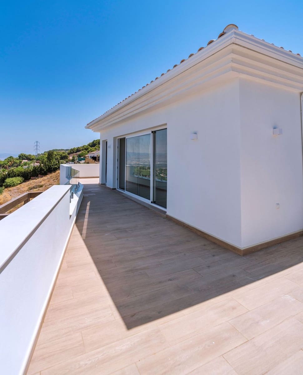 4 bedroom Villa for sale in Alhaurin de la Torre with pool garage - € 890,000 (Ref: 9474826)