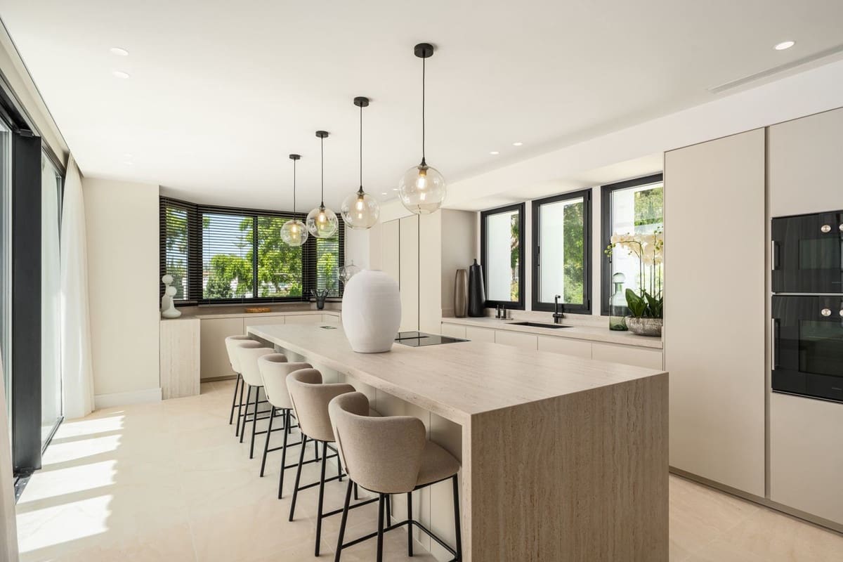 8 bedroom Villa for sale in Benahavis with pool garage - € 10,900,000 (Ref: 9474827)