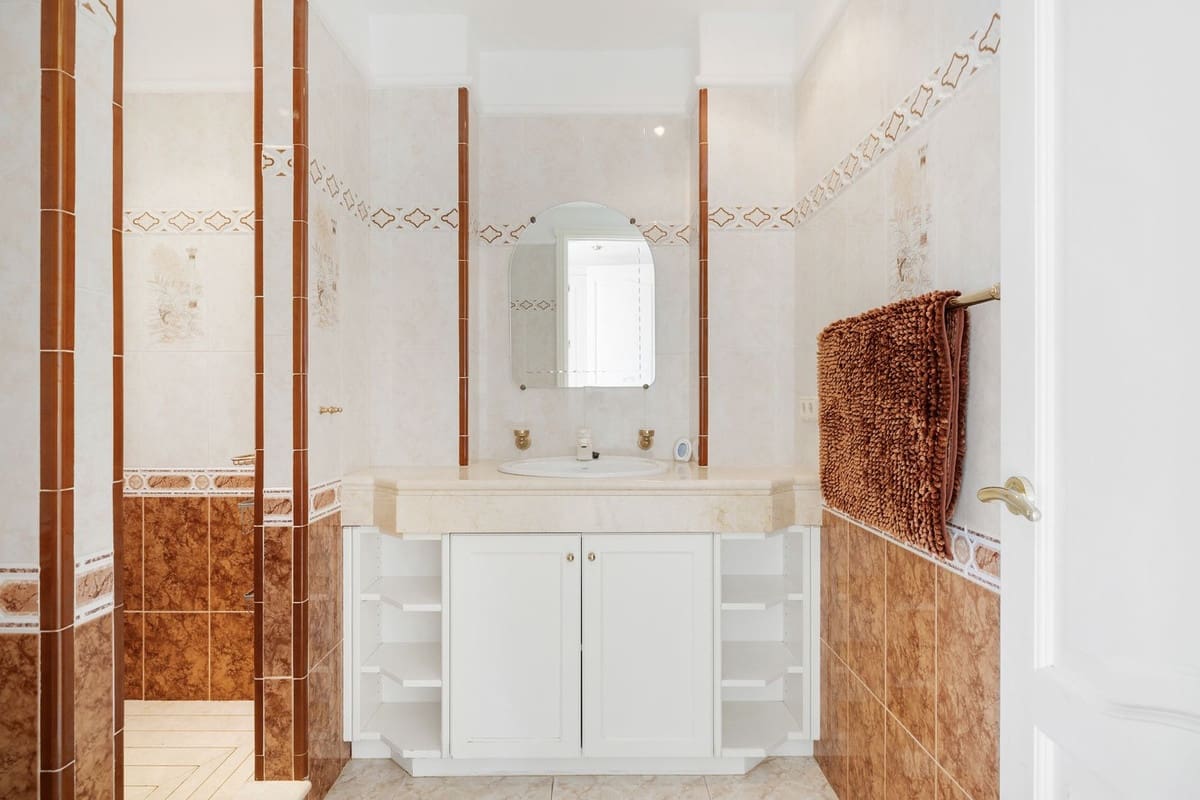 5 sovrum Villa till salu i Marbella med pool garage - 1 995 000 € (Ref: 9474832)