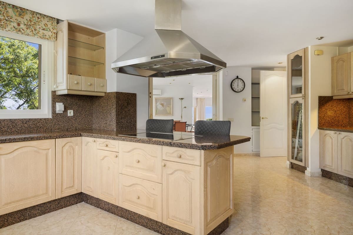 5 sovrum Villa till salu i Marbella med pool garage - 1 995 000 € (Ref: 9474832)