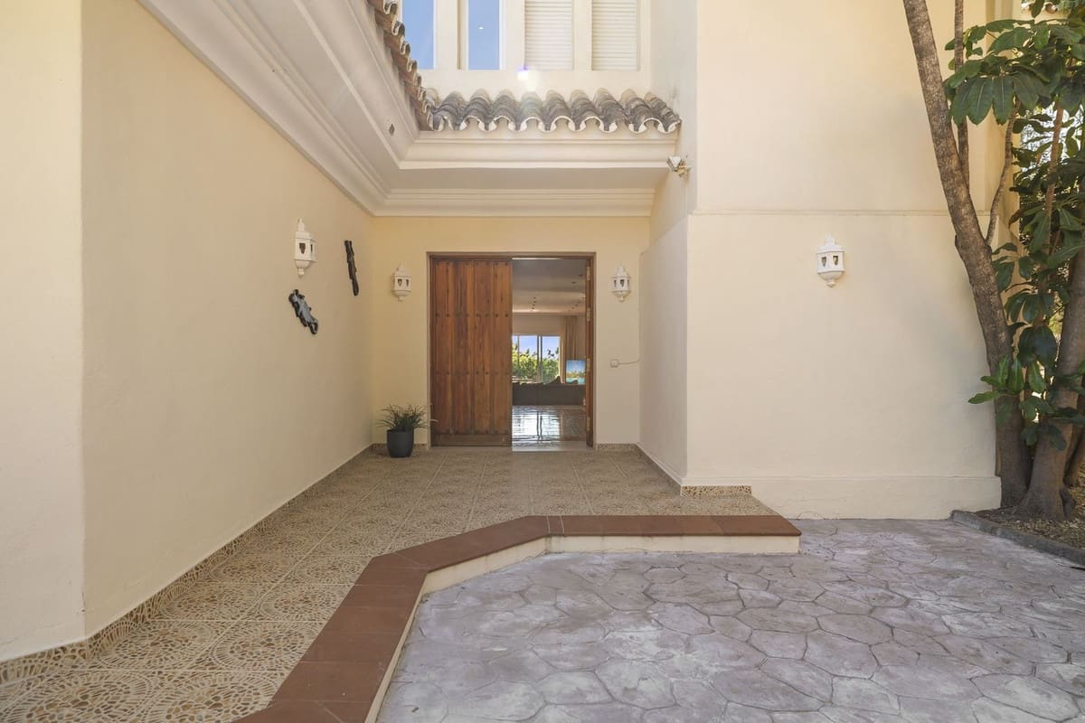 5 sovrum Villa till salu i Marbella med pool garage - 1 995 000 € (Ref: 9474832)