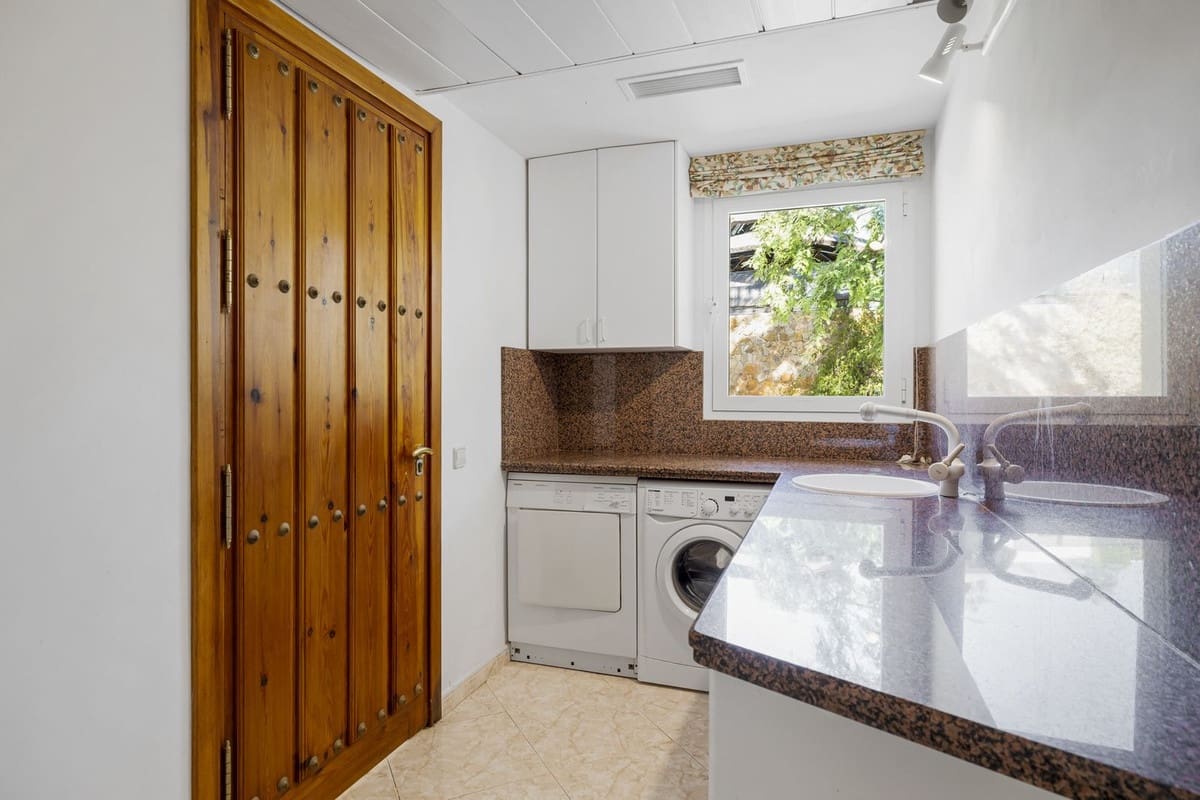 5 sovrum Villa till salu i Marbella med pool garage - 1 995 000 € (Ref: 9474832)