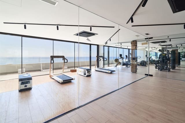 Piso de 2 habitaciones en Las Gaviotas  - Carvajal, Fuengirola en venta con piscina garaje - 1.100.000 € (Ref: 9475412)