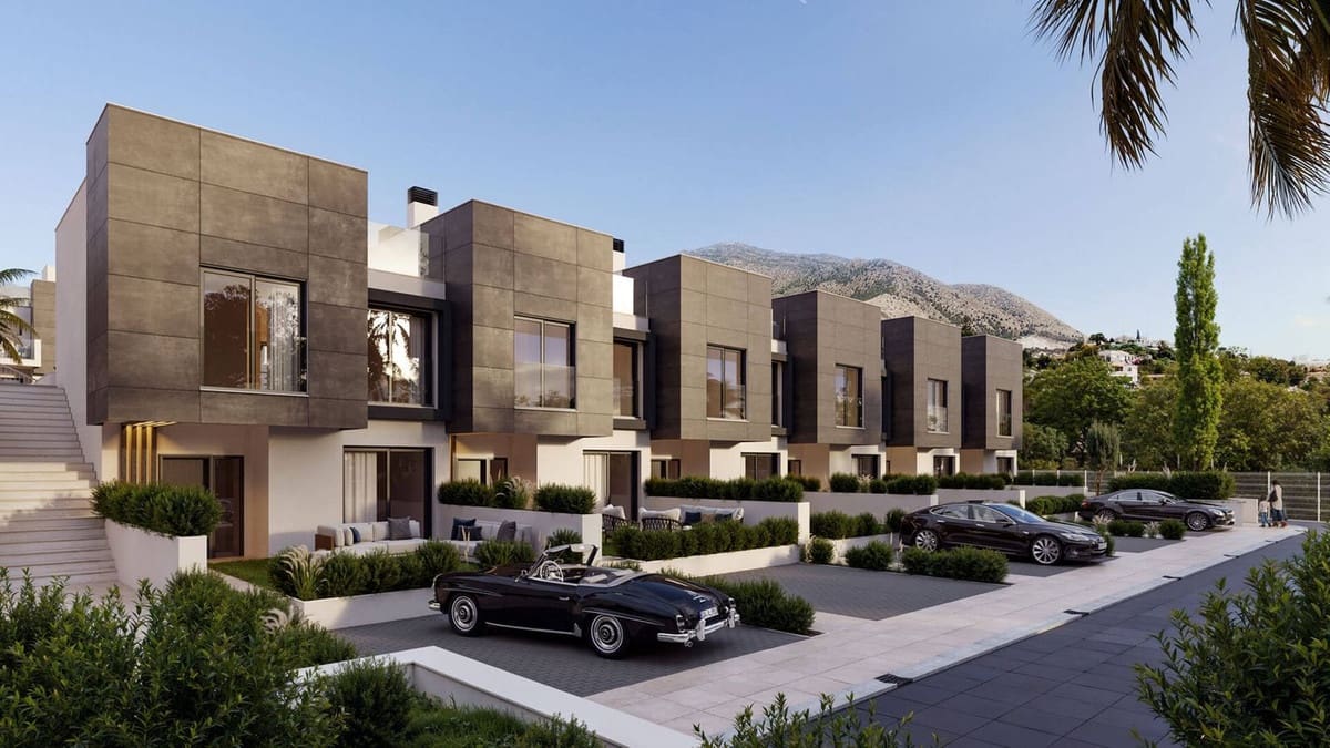 3 bedroom Townhouse for sale in Fuengirola with pool garage - € 483,000 (Ref: 9478716)