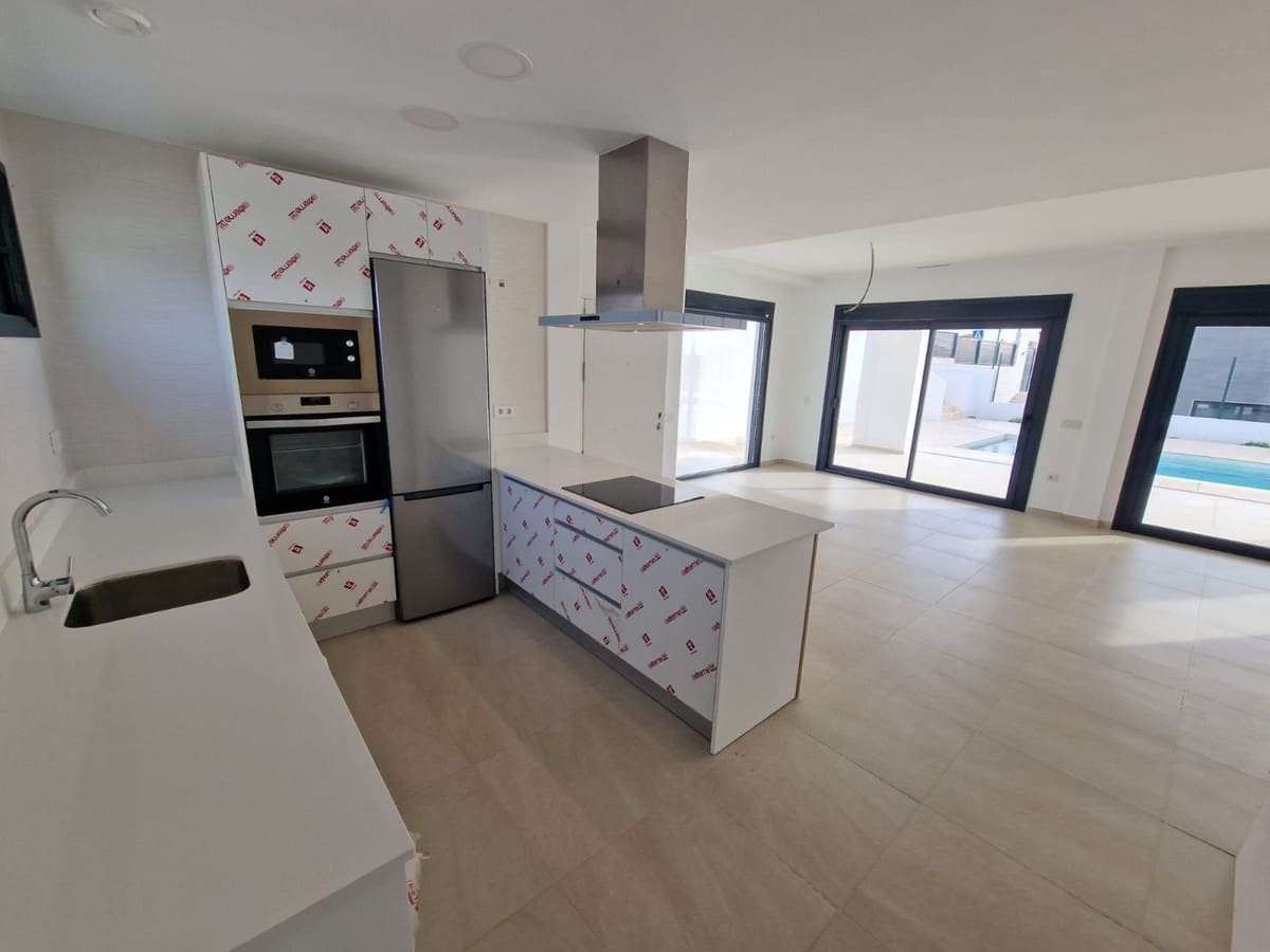 4 soveværelse Villa til salg i Manilva med swimmingpool garage - € 730.000 (Ref: 9479183)