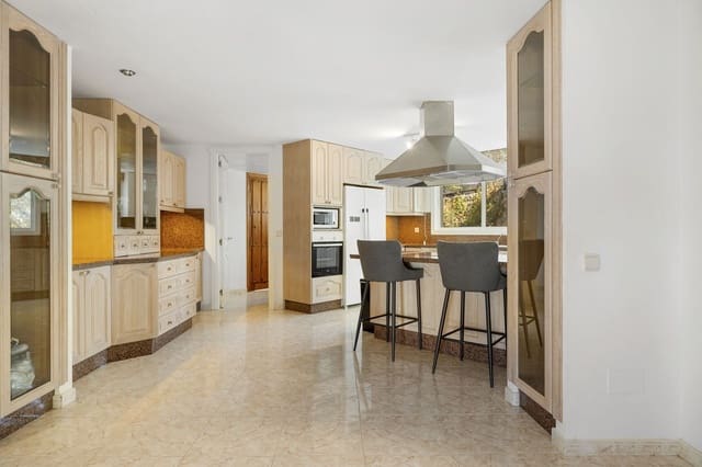 5 soverom Villa til salgs i Hacienda Las Chapas, Marbella med svømmebasseng garasje - € 1 995 000 (Ref: 9482140)