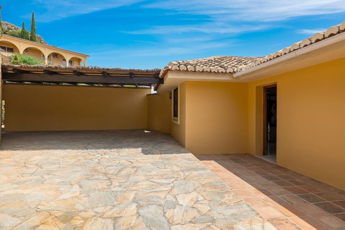 4 slaapkamer Villa te koop in La Capellania met zwembad garage - € 1.795.000 (Ref: 9483503)