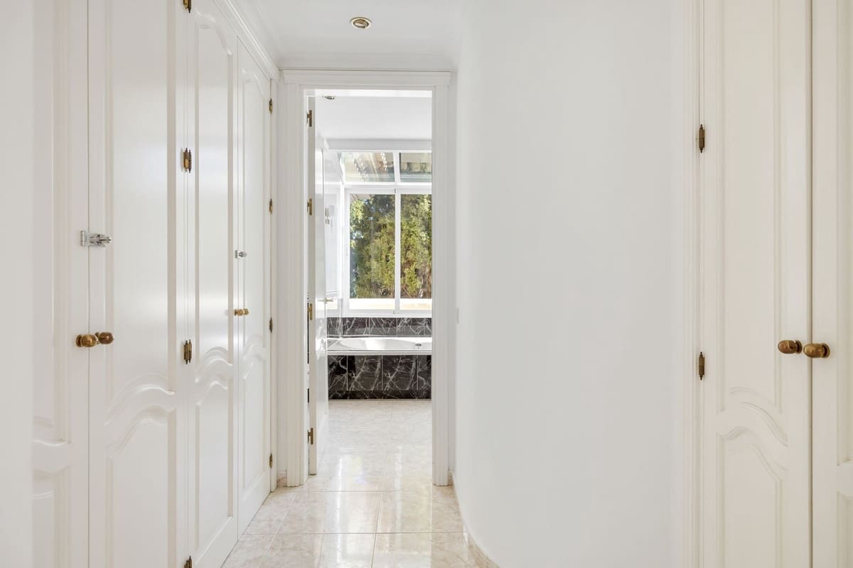 5 slaapkamer Villa te koop in Marbella met zwembad garage - € 1.995.000 (Ref: 9488739)