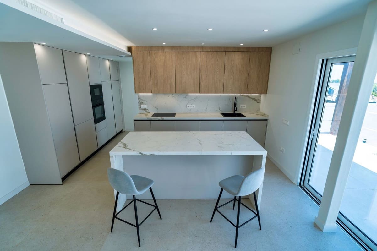 4 bedroom Villa for sale in Alhaurin de la Torre with pool garage - € 890,000 (Ref: 9491233)