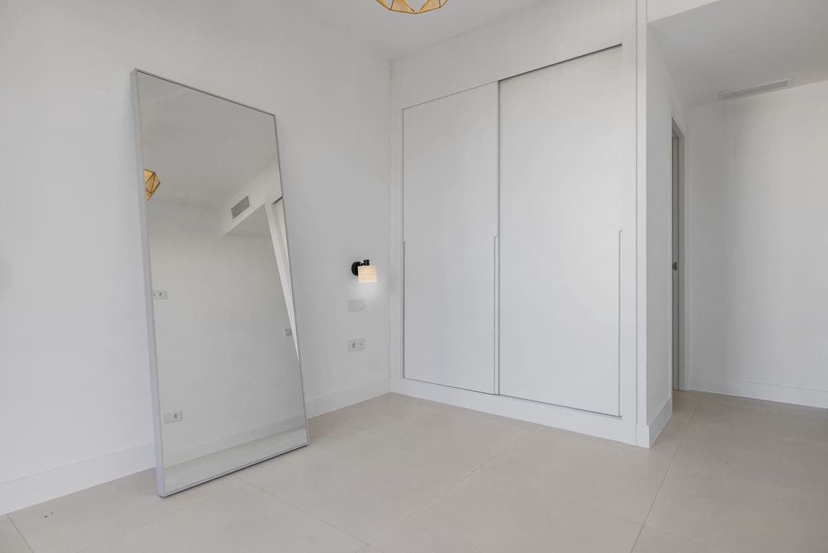 2 bedroom Apartment for sale in Fuengirola with pool garage - € 458,000 (Ref: 9491236)