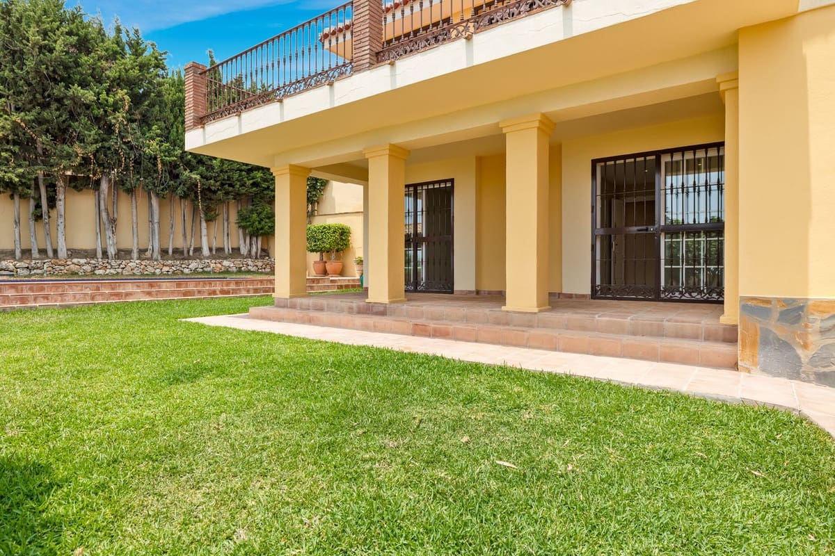 4 slaapkamer Villa te koop in La Capellania met zwembad garage - € 1.795.000 (Ref: 9491240)