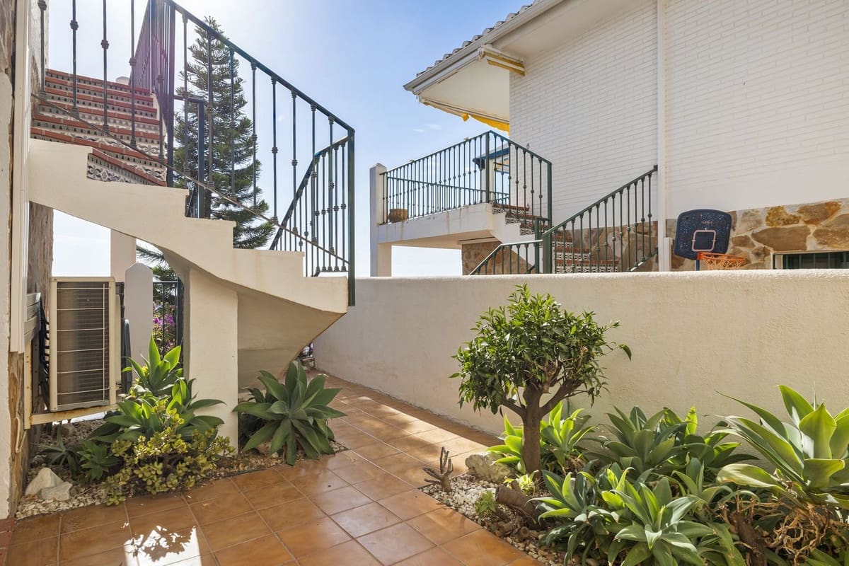 3 bedroom Semi-detached Villa for sale in Benalmadena with pool garage - € 540,000 (Ref: 9491247)
