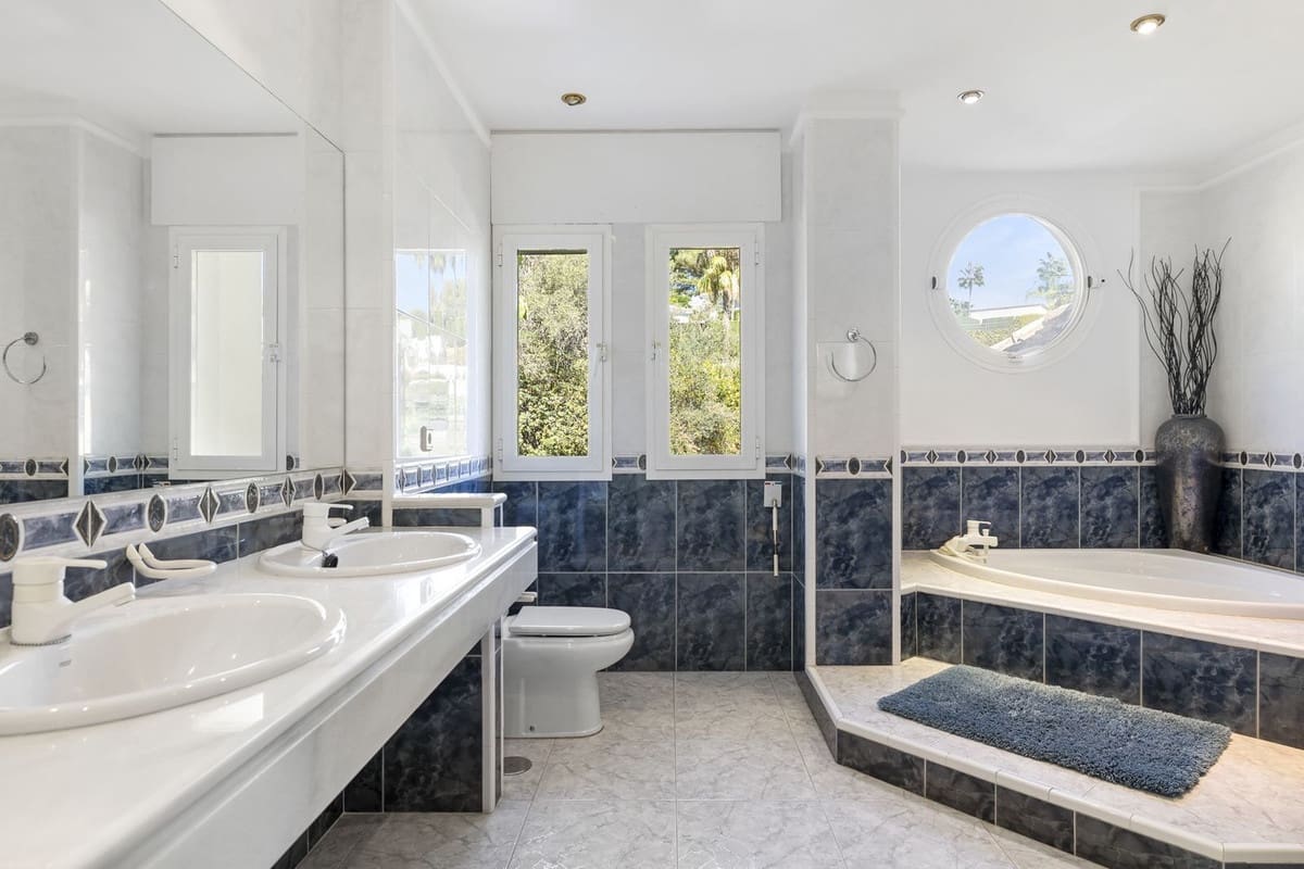 5 sypialnia Willa na sprzedaż w Marbella z basenem garażem - 1 995 000 € (Ref: 9497118)