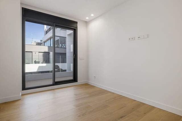 2 slaapkamer Flat te koop in Zona Puerto Deportivo, Fuengirola met zwembad garage - € 599.000 (Ref: 9502180)