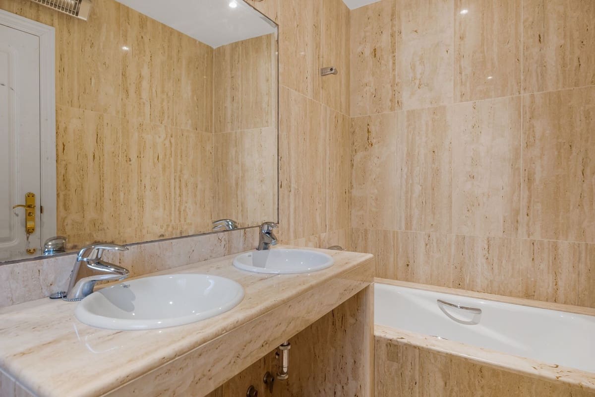 4 slaapkamer Villa te koop in La Capellania met zwembad garage - € 1.795.000 (Ref: 9502606)