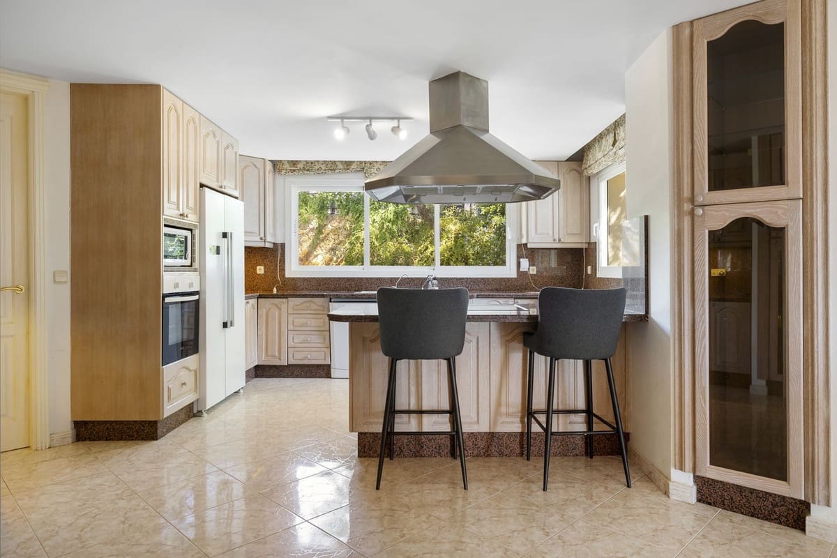 Chalet de 5 habitaciones en Marbella en venta con piscina garaje - 1.995.000 € (Ref: 9513589)