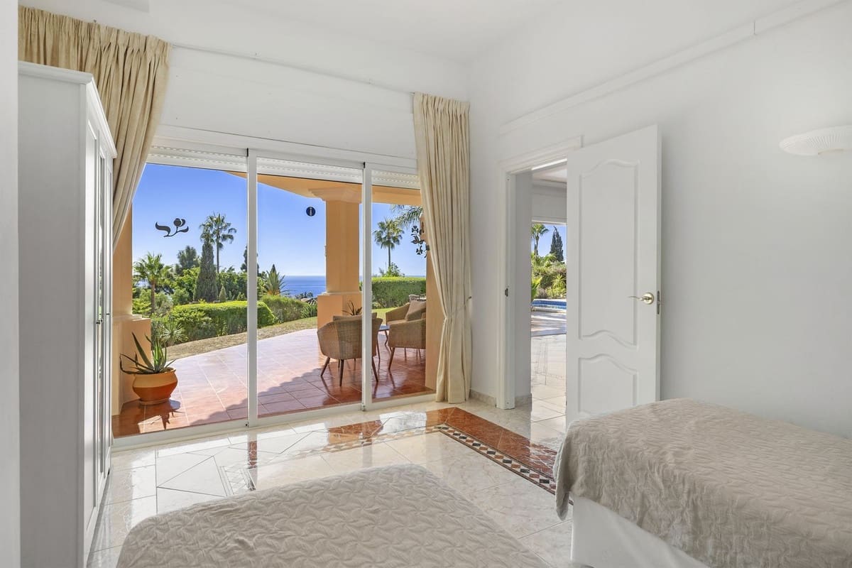 Chalet de 5 habitaciones en Marbella en venta con piscina garaje - 1.995.000 € (Ref: 9513589)