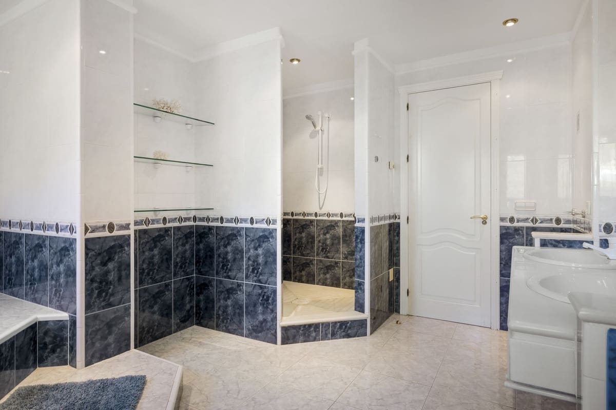 Chalet de 5 habitaciones en Marbella en venta con piscina garaje - 1.995.000 € (Ref: 9513589)