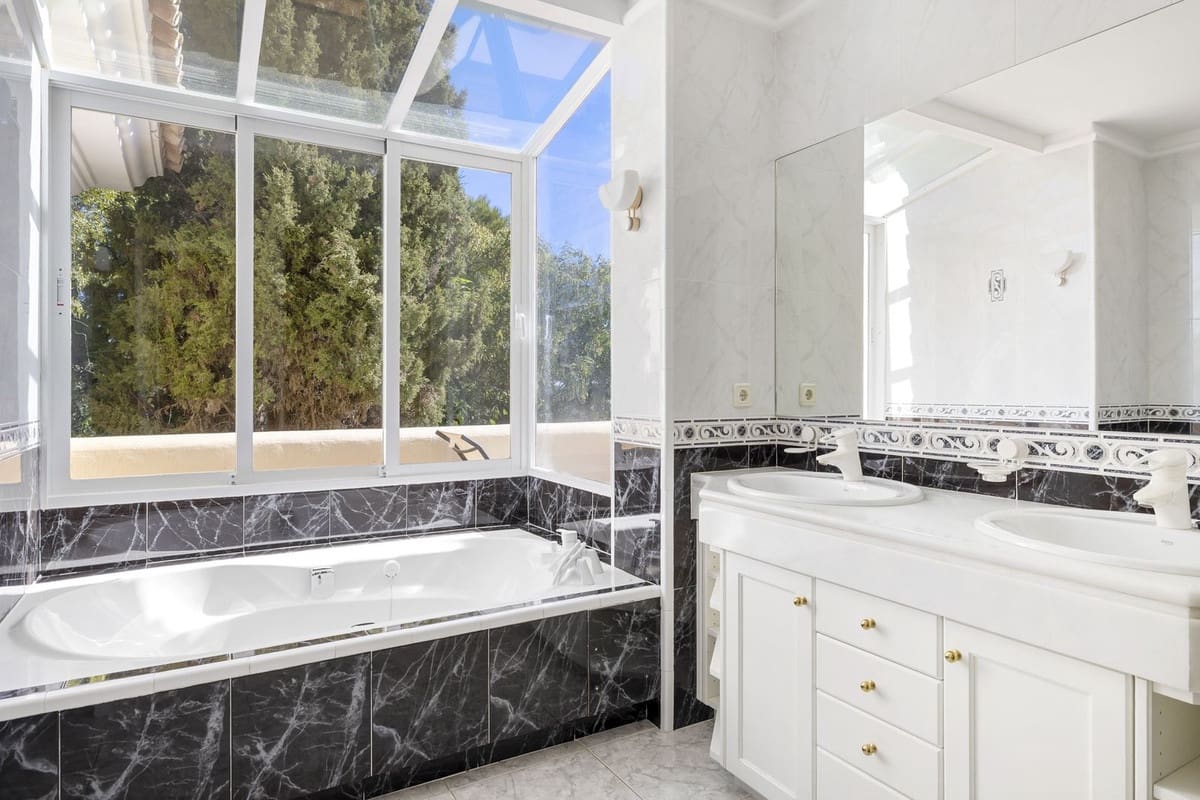 Chalet de 5 habitaciones en Marbella en venta con piscina garaje - 1.995.000 € (Ref: 9513589)