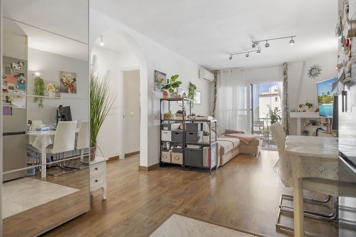 2 slaapkamer Flat te koop in Riviera del Sol met zwembad - € 325.000 (Ref: 9520797)