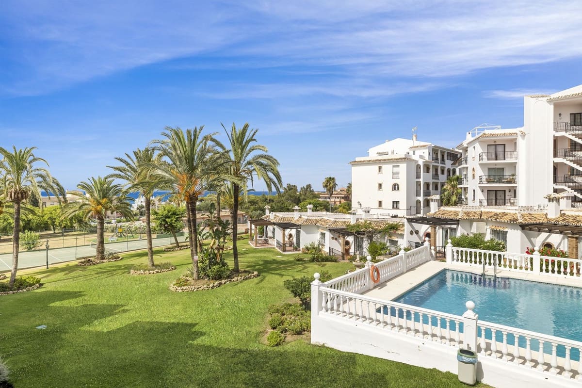 2 slaapkamer Flat te koop in Riviera del Sol met zwembad - € 325.000 (Ref: 9520797)