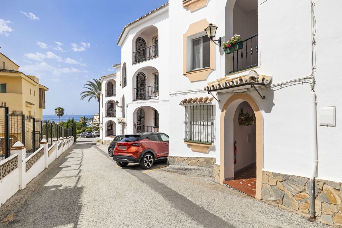 2 slaapkamer Flat te koop in Riviera del Sol met zwembad - € 325.000 (Ref: 9520797)