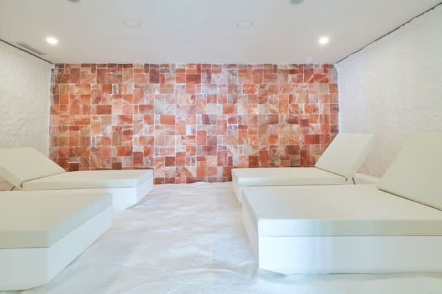 2 soverom Leilighet til salgs i Las Gaviotas  - Carvajal, Fuengirola med svømmebasseng garasje - € 1 100 000 (Ref: 9521294)