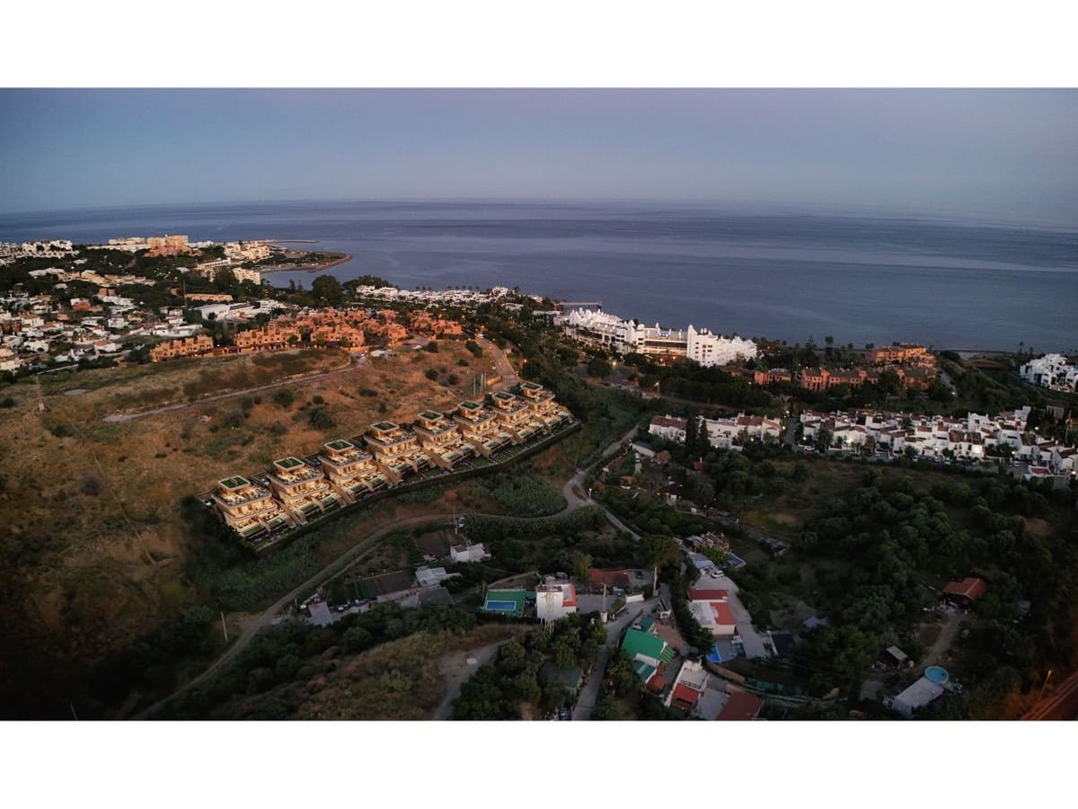 3 soverom Kjedet enebolig til salgs i Estepona med svømmebasseng garasje - € 1 180 000 (Ref: 9529344)